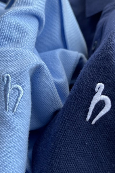 Moodne klassikalise krae ja nööpidega meeste T-särk