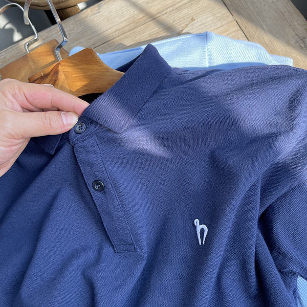 Moodne klassikalise krae ja nööpidega meeste T-särk