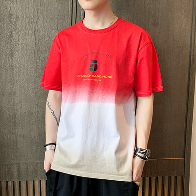 Широка тениска с надписи и обло деколте