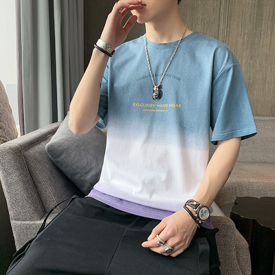 Широка тениска с надписи и обло деколте