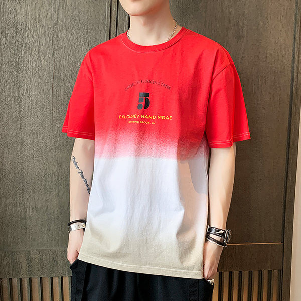 Широка тениска с надписи и обло деколте