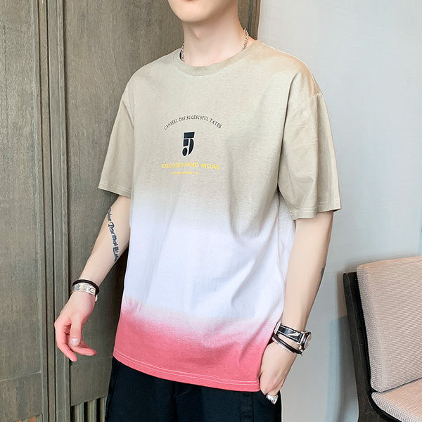 Широка тениска с надписи и обло деколте