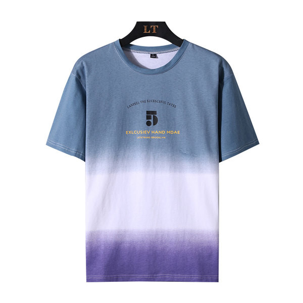 Широка тениска с надписи и обло деколте