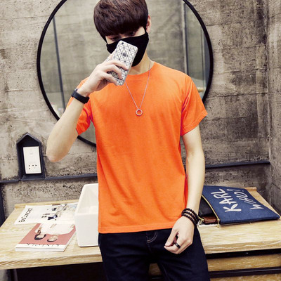 Mitmes värvitoonis lühikeste varrukatega meeste T-särk