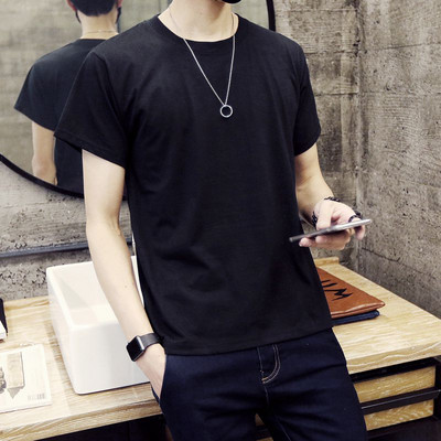 Mitmes värvitoonis lühikeste varrukatega meeste T-särk