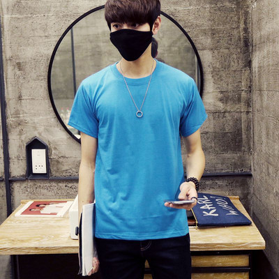 Mitmes värvitoonis lühikeste varrukatega meeste T-särk