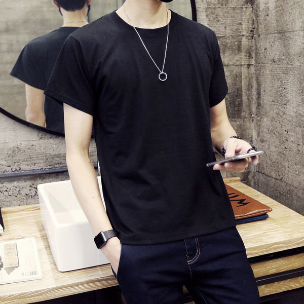 Mitmes värvitoonis lühikeste varrukatega meeste T-särk