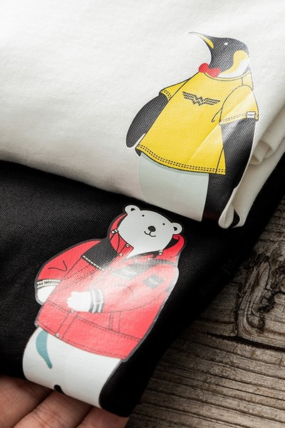 Aplikatsiooni ja lühikeste varrukatega meeste t-särk - kaks mudelit