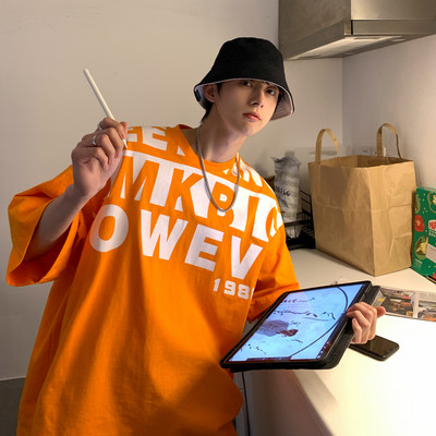 Lai kolmes värvitoonis kirjadega suvine T-särk