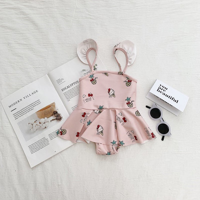 Moderan kupaći kostim za djevojke s kovrčama