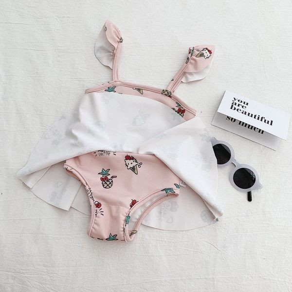 Moderan kupaći kostim za djevojke s kovrčama