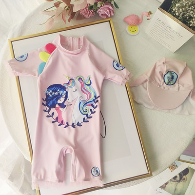 Värvilise aplikatsiooniga roosat värvi laste ujumistrikoo, mis sobib tüdrukutele