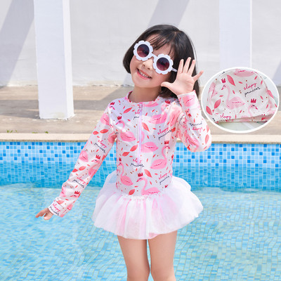 Lukuga ja värvilise mustriga laste ujumistrikoo