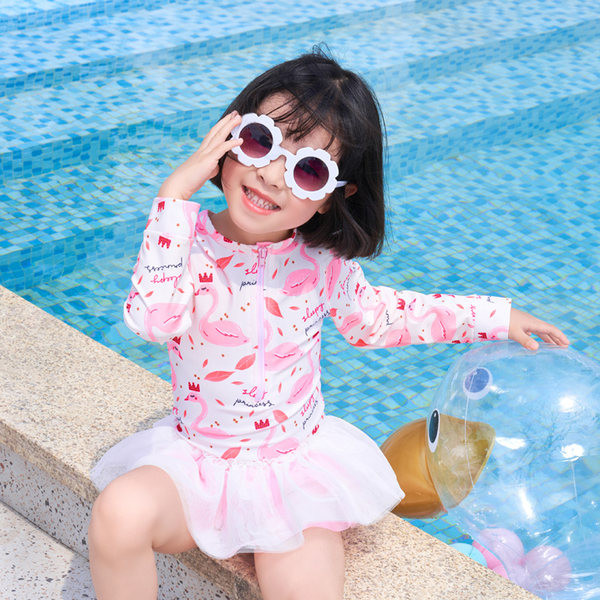 Lukuga ja värvilise mustriga laste ujumistrikoo