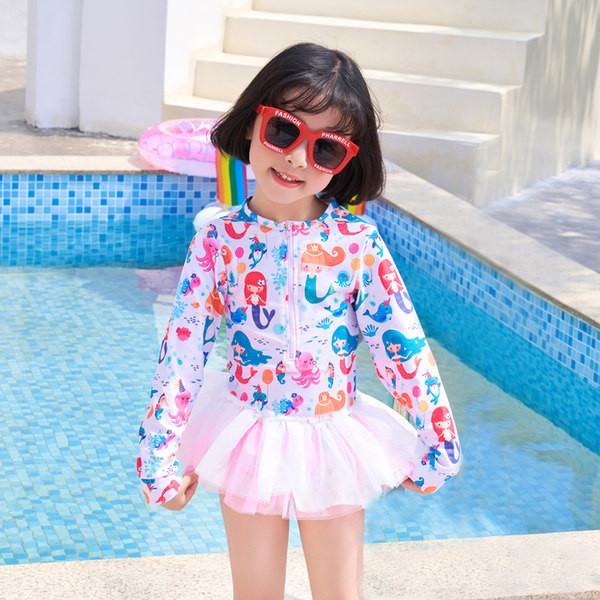 Lukuga ja värvilise mustriga laste ujumistrikoo