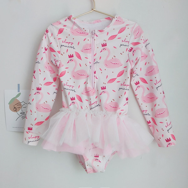 Lukuga ja värvilise mustriga laste ujumistrikoo