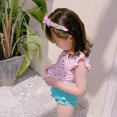 Laste kaheosaline aplikatsiooni ja lipsudega ujumistrikoo seljas