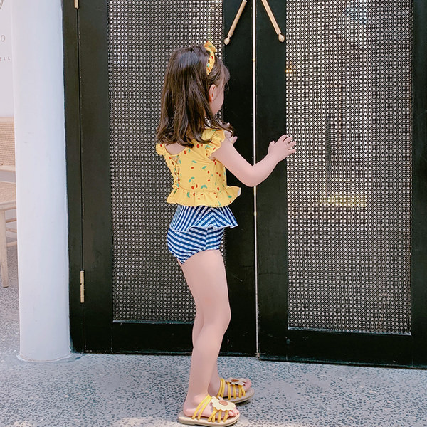 Laste kaheosaline aplikatsiooni ja lipsudega ujumistrikoo seljas