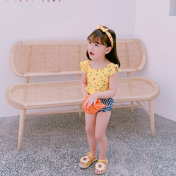 Laste kaheosaline aplikatsiooni ja lipsudega ujumistrikoo seljas