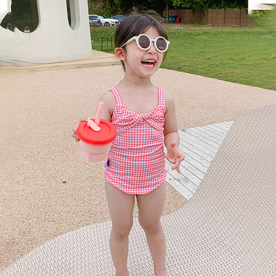 Ruuduline terve laste ujumistrikoo tüdrukutele, mille seljas on pael