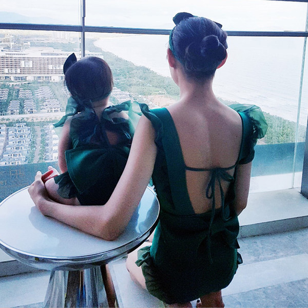 Terve laste ujumistrikoo paela ja lokkidega - rohelist värvi