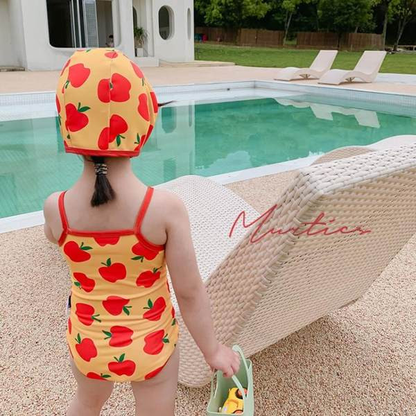 Peenikeste rihmadega laste ujumistrikoo-tüdrukutele