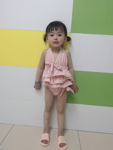 Bērnu peldkostīmi meitenēm - četri modeļi