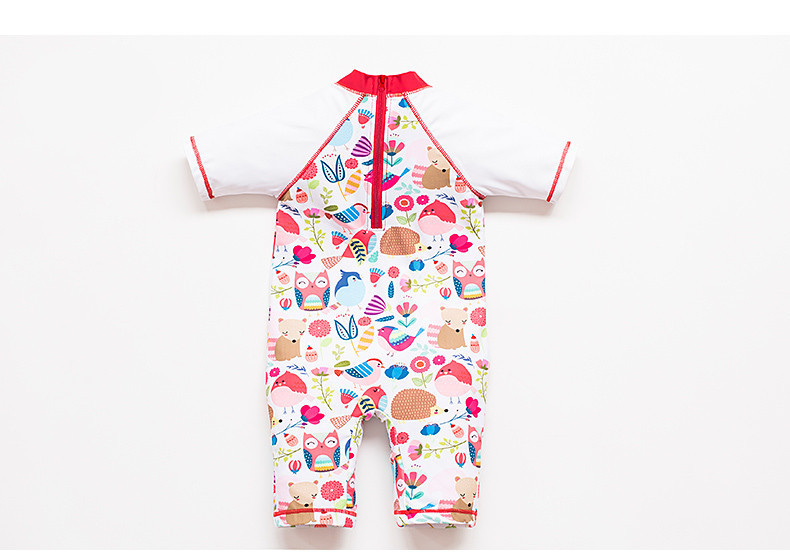 Uus mudel lukuga täis ujumistrikoo