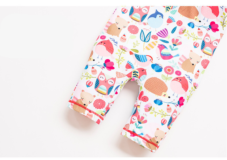 Uus mudel lukuga täis ujumistrikoo