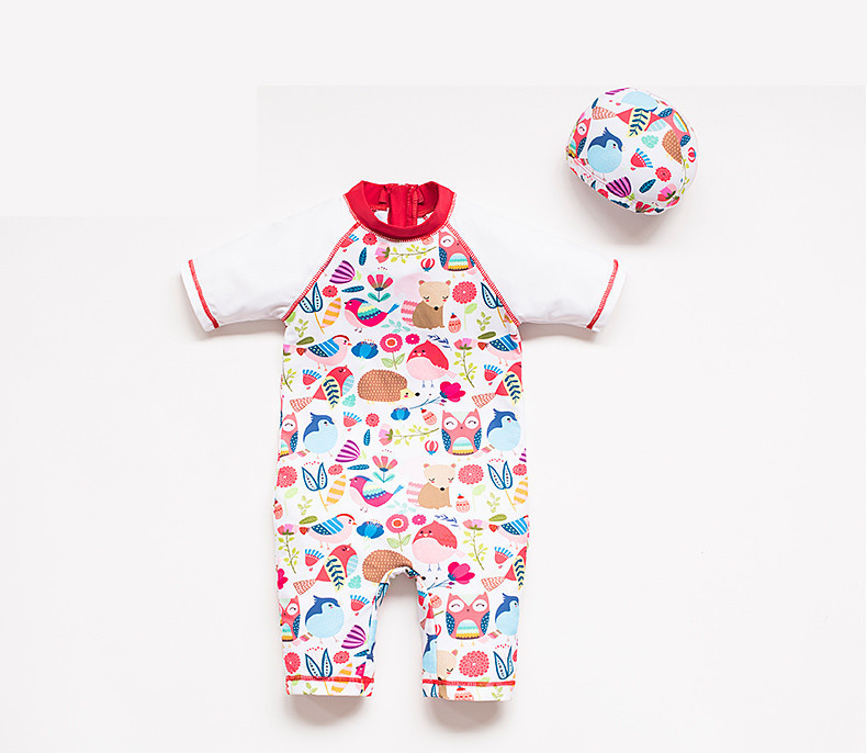 Uus mudel lukuga täis ujumistrikoo