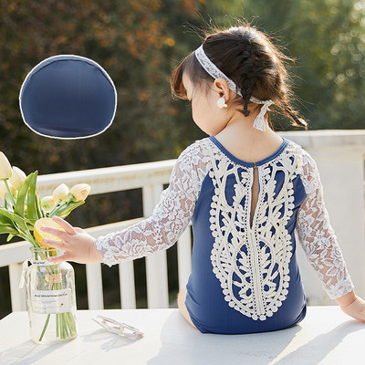 Moekas tüdrukulik pitsiga ujumistrikoo