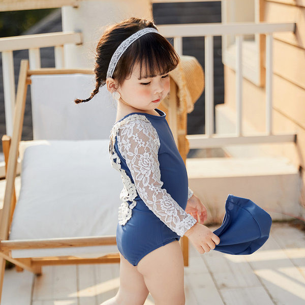 Moekas tüdrukulik pitsiga ujumistrikoo