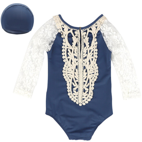 Moekas tüdrukulik pitsiga ujumistrikoo