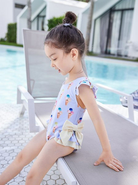 Paksude rihmade ja värvilise aplikatsiooniga laste täisujumistrikoo