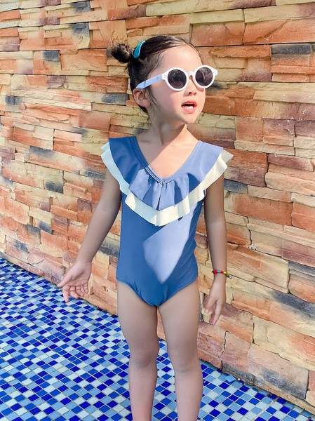 Laste täisujumistrikoo seljas ristrihmadega