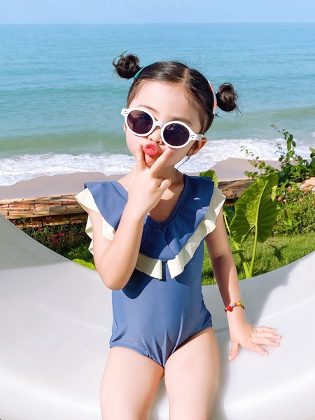 Laste täisujumistrikoo seljas ristrihmadega