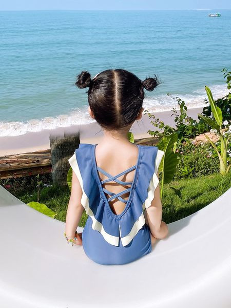 Laste täisujumistrikoo seljas ristrihmadega