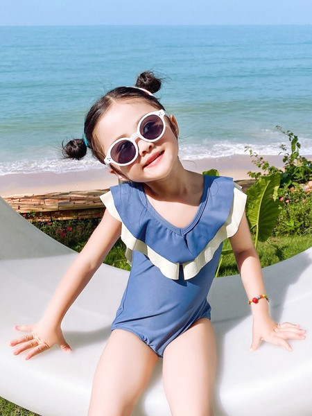 Laste täisujumistrikoo seljas ristrihmadega