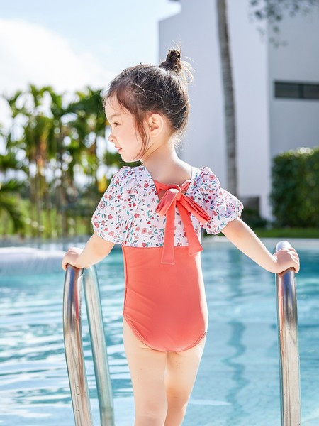 3/4 varrukatega ja lillemotiividega laste täisujumistrikoo