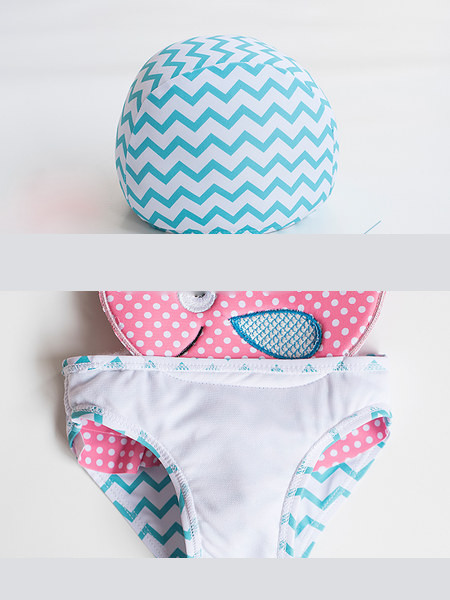 Uut mudelit täis lokkidega ujumistrikoo tüdrukutele