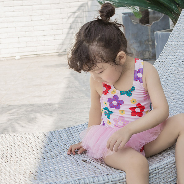 Lillemustriga laste täisujumistrikoo