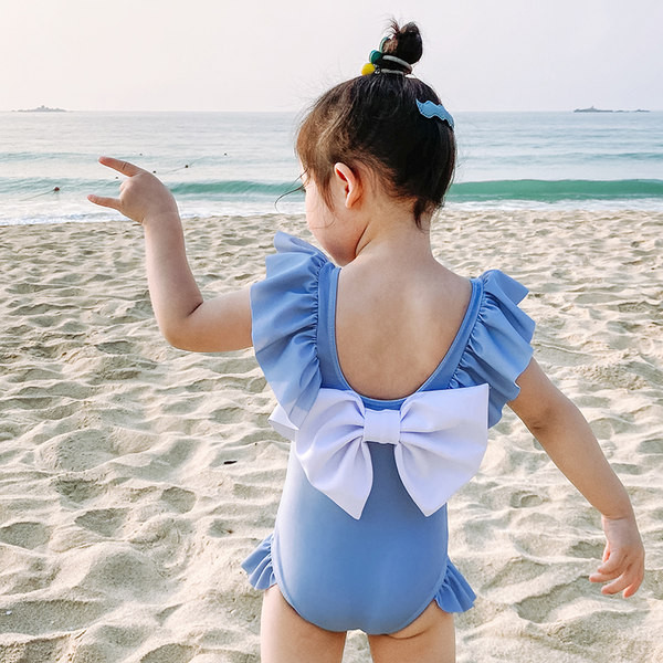 Moekas lokkide ja paelaga ujumistrikoo tüdrukutele