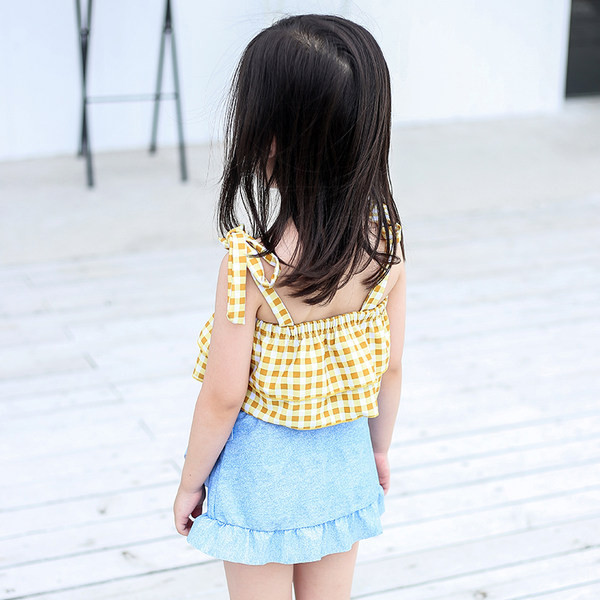 Moekas tüdrukute ujumistrikoo, kaheosaline tops ja lokkidega seelik