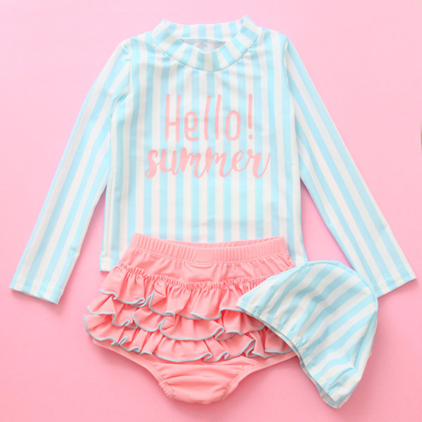 Tüdrukutele sobiv triibuline laste ujumistrikoo, millel on kirjad