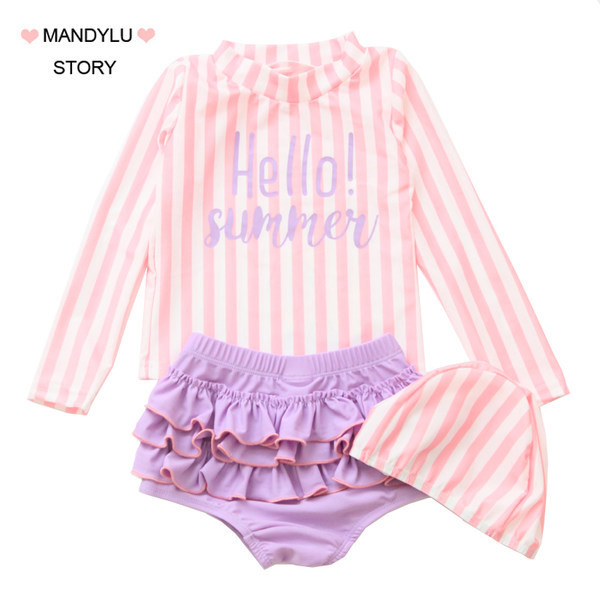 Tüdrukutele sobiv triibuline laste ujumistrikoo, millel on kirjad