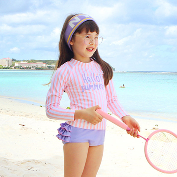 Tüdrukutele sobiv triibuline laste ujumistrikoo, millel on kirjad