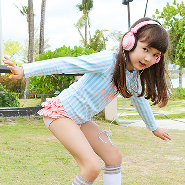 Tüdrukutele sobiv triibuline laste ujumistrikoo, millel on kirjad