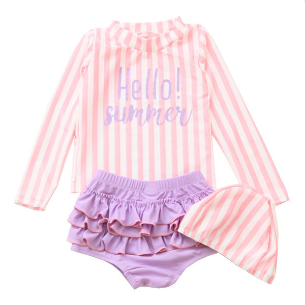 Tüdrukutele sobiv triibuline laste ujumistrikoo, millel on kirjad