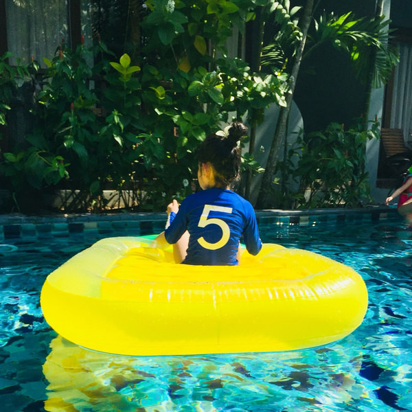 Päikesekaitsega ujumistrikoo pikkade varrukatega tüdrukutele