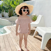 Uut mudelit täis ujumistrikoo tülliga tüdrukutele